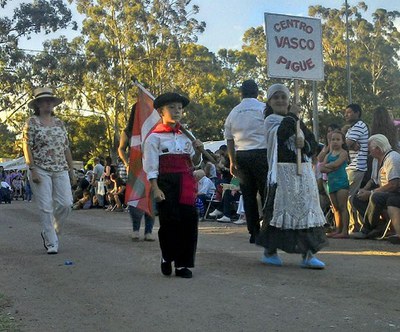 La colectividad vasca de Pigüé participó por primera vez el año pasado del desfile por el aniversario de la ciudad. En la foto, Agustín y Analuz